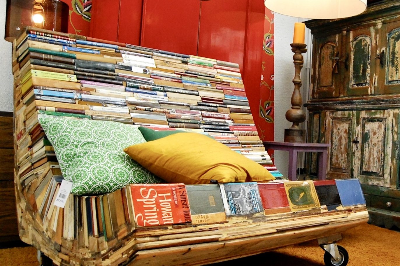 Bench of thougth salvaged books zero waste